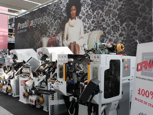 Alcune macchine della linea di montaggio Ormac per la calzatura presenti nello showroom di PratikaGroup
