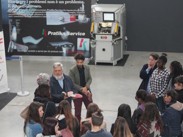 Alcuni momenti dello stage degli studenti del Corso di Moda dell'Istituto Superiore Checchi ospiti di PratikaGroup