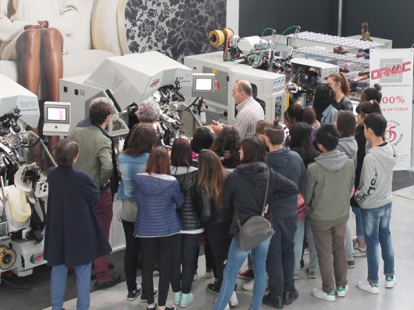 Alcuni momenti dello stage degli studenti del Corso di Moda dell'Istituto Superiore Checchi ospiti di PratikaGroup